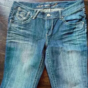 SEVEN7 Slim Fit Heavy Stitched Women's Blue Jeans Size 8 Bedazzled Rivets